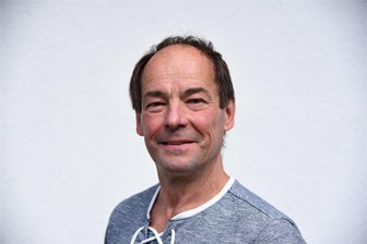 „Ich bin nicht Dr. Allwissend“: Bürgermeister im Vogtland mit Detailfragen zu Bauprojekt gelöchert - In Triebel entsteht bis Mitte 2025 ein Mehrzweckanbau an den Kultursaal. Bürgermeister Udo Seeger muss dazu viele Fragen beantworten.