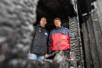 „Ich bin sprachlos“: Plauener Sportverein startet nach folgenschwerem Brand Hilfsaktion für betroffene Handwerkerfamilie - Zimmermeister Jan Gottsmann (rechts) steht mit Danny Rösler in den Ruinen seiner Scheune.