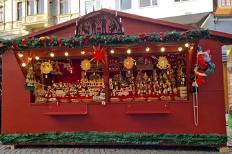 „Ich bin stinkesauer“: Deko-Weihnachtsmann von Stand auf Zwickauer Weihnachtsmarkt geklaut - Der Ort des Diebstahls auf dem Weihnachtsmarkt, gegenüber Mode-Meyer: Die Deko-Figur rechts wurde gestohlen.