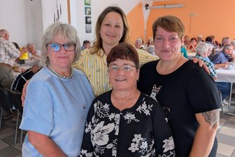 „Ich bin überwältigt“: Wie das erste Hilbersdorfer Herzenscafé ein voller Erfolg wurde - Kathrin Leistritz, Kristina Krumpein, Andrea Greif und Manja Meschkut (v. l.) betreuten die Senioren zum Herzenscafé.