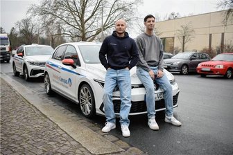 "Ich bin voll bis zum Sommer 2024": Nicht nur Corona sorgt bei Fahrschulen für Rückstau und lange Wartezeiten - Ben Gröser (r.) aus Dresden musste nach der Anmeldung sieben Monate warten, bis er mit der Fahrschule beginnen konnte. Fahrlehrer Patrick Palme macht ihn fit für die praktische Prüfung. 