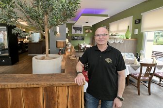 „Ich bin vor allem aufgeregt“: Bekannter Zwickauer Gastronom startet mit Restaurant in Planitz - Uwe Neumann ist gespannt, wie die Wiedereröffnung des Lokals am Planitzer Strandbad ankommt.