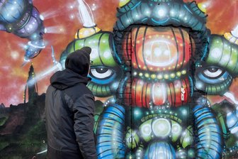 „Ich bleibe für immer hier“ – Wie ein belgischer Künstler Rochlitz lieben lernte - Kristof De Veirman steht als Person nicht gerne im Mittelpunkt. Sich zu präsentieren, überlasse er lieber seiner Kunst, wie hier an der Schmiede in Rochlitz.