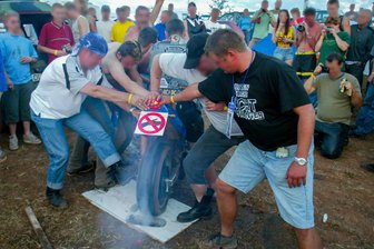 „Ich brannte komplett“: Strafprozess um explodiertes Motorrad am Rande des Sachsenring-Grand-Prix - Dröhnende Motoren und qualmende Reifen: Vorführungen dieser Art (hier 2002) ziehen auf dem Ankerberg die Motorsport-Fans an. 2023 kam es dabei zu einem schweren Unfall.