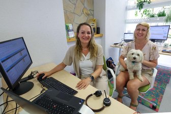 „Ich brauche eine Pause von meinem Mann“: Warum Leute in Hohenstein-Ernstthal im Hotspot-Coworking arbeiten - Nancy Nösel und Sandra Hoffmann-Lahn sind Kolleginnen. Beide arbeiten im Homeoffice. Der Hotspot-Coworking ist für sie eine gute Möglichkeit, sich einmal pro Woche zu treffen.