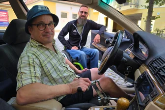 „Ich brauchte drei Jahre, um mit meinem neuen Leben klarzukommen“ – So kämpfen zwei Werdauer für Aufklärung über Behinderung - Arian Krug (l.) ist gern mit seinem umgebauten BMW unterwegs. „Das ist ein Stück Freiheit – trotz meiner Behinderung“, sagt er. Das sieht seine Freund Peter Seebach nicht anders.