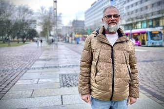 „Ich denke darüber nach, nach Westdeutschland zu ziehen“: Wie Ausländer in Chemnitz auf das AfD-Wahlergebnis in Sachsen reagieren - Adib Jaafari aus Syrien kam 2015 nach Deutschland und arbeitet jetzt in einem Wohnheim für Migranten in Chemnitz .