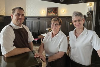 „Ich freue mich schon auf Schnitzel mit Bratkartoffeln“: Neue Gaststätte kommt in die Crimmitschauer Innenstadt - Patrick Stierand will die Gäste mit Hausmannskost verwöhnen. Dabei wird der Koch von Ramona Häselbarth und Maria Bohle (r.) unterstützt.