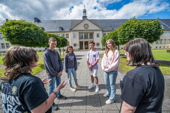 „Ich fühle mich wie in einem kleinen Schloss“: Wie die „Pantoffelschule“ im Erzgebirge Generationen prägte - Selina (v. l.), Ruben, Joseba, Colin, Lilly und Summer besuchen die einstige „Pantoffelschule“, die heute zum BSZ des Erzgebirgskreises gehört.