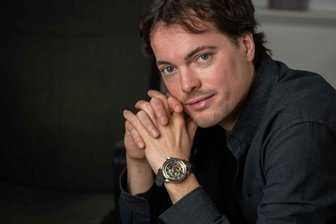 „Ich glaube, ich gründe die erste Uhrenmanufaktur in Chemnitz“ – Bei Carlo Lasch ticken die Uhren etwas anders - Uhrmacher Carlo Lasch trägt am Handgelenk eine Uhr, die er vollständig selbst entworfen und gebaut hat – vom Design bis zur letzten Schraube.