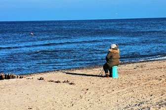 "Ich habe Angst, dass es nie wieder so wird": Zwei Frauen aus dem Erzgebirge berichten von Long-Covid - Mit nur 52 Jahren kann Simone U. noch immer keine längeren Wege ohne ihr Walking-Stöcke gehen. Sie hat stets einen Klappstuhl dabei, um sich auszuruhen, wenn die Kraft zum Weitergehen fehlt.