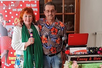 „Ich habe das Geld nicht verplempert“: Sängerin aus Flöha soll Großteil ihrer Coronahilfe zurückzahlen - Conny Schmerler und ihr Mann Uwe Schubert sind zu den Auftritten häufig gemeinsam unterwegs.