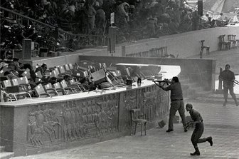 "Ich habe den Pharao getötet!" - 6. Oktober 1981, Sekunden nach dem Mordanschlag auf Ägyptens Staatspräsident Anwar el-Sadat: Die Gäste auf der Ehrentribüne für die Militärparade zum ägyptischen Nationalfeiertag gehen vor den Schüssen der vier islamistischen Attentäter in Deckung. Sieben weitere Ehrengäste sterben. Die Todesschützen und der Drahtzieher des Anschlags, Leutnant Chalid al-Islambuli, werden ein halbes Jahr später zum Tod verurteilt und hingerichtet.