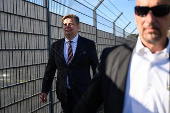 „Ich habe einen Regelverstoß begangen“: AfD-Politiker Krah räumt in Spionageprozess unerlaubte Weitergabe von Passwörtern ein - Zeuge im Spionage-Prozess: Maximilian Krah (AfD) am Mittwoch auf dem Weg ins Gerichtsgebäude in Dresden.
