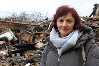„Ich habe einfach funktioniert“: Erzgebirgerin berichtet über die Nacht, in der ihr Zuhause abbrannte - Simone Lasch steht vor der Brandruine ihres Hauses in Waschleithe.