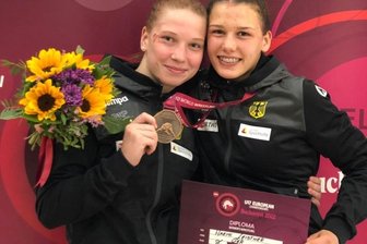 "Ich habe es noch gar nicht realisiert" - Erstmals hat Naemi Leistner (r.) bei einer internationalen Meisterschaft das Podest erreicht. Auch Teamkameradin Cassidy Richter, die Achte wurde, freute sich mit ihr.