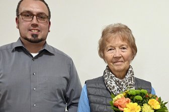 „Ich habe es sehr gern gemacht:“ Bürgerpreis für Bösenbrunns langjährige Chronistin - Renate Dölling aus Bobenneukirchen erhält den Bürgerpreis der Gemeinde Bösenbrunn. Links: Bürgermeister Christian Klemet.