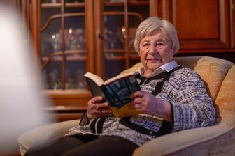 „Ich habe für meine Jugendliebe bitter bezahlen müssen“: Erzgebirgerin kämpft gegen das Vergessen - Annemarie Krause in ihrem Sessel in Thum. In der Hand hält sie ein Buch, welches ihre Geschichte erzählt.