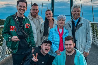 „Ich habe gebetet, dass es klappt“: Popsänger Toni aus dem Erzgebirge rettet Musikvideo in letzter Minute - Erinnerungsfoto nach dem Dreh: Toni (vorn, Mitte) samt Crew sowie den Sauers.