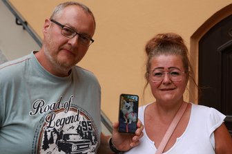 „Ich habe gedacht, sie stirbt“ – Hündin im Erzgebirge mit Rattengift vergiftet - Frank Flämig und Janine Meinl aus Bärenstein mit einem Foto ihrer Hündin Luna. Sie fraß Rattengift und überlebte.