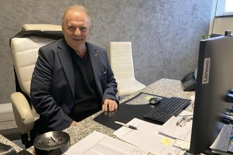 „Ich habe genug geschuftet“: Multi-Unternehmer aus dem Vogtland will kürzertreten - Peter Meinel, der Inhaber eines Automobilzuliefererbetriebes, eines Elektrofahrzeugbauers, einer Spedition und einer Immobilienfirma setzt sich zur Ruhe.