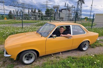 „Ich habe ihn ockerfarben lackiert“: Gahlenzer startklar für das Opel-Treffen in Wingendorf - Daniel Schnabel mit seinem Opel Kadett C, den er in eineinhalb Jahren auf Vordermann gebracht hat.