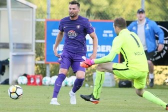 "Ich habe mich für Aue entschieden, nicht für Pavel" - Einmal hatte Albert Bunjaku (links) den starken Torwart von Liberec, Ondrej Kolar, überwunden - doch der Pfosten stand im Weg.