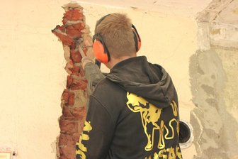 „Ich habe Mist gebaut“: Warum Paul auf der Bahnhofsbaustelle in Geringswalde arbeitet - Paul leistet Wiedergutmachung auf der Baustelle im Bahnhof Geringswalde. Sein Gesicht möchte er nicht zeigen.