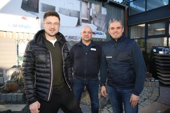 „Ich habe schlaflose Nächte“: Wie es das Bauzentrum Löffler in Reinsdorf aus der Baukrise schaffen will - Wollen am Reinsdorfer Standort des Bauzentrums Löffler mit vereinten Kräften aus der Baukrise herausfinden (v. l.): Martin Löffler (Geschäftsleitung), Robert Schramm (Niederlassungsleiter) und Daniel Irmisch (Außendienstler und Berater).