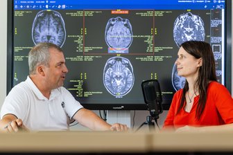 "Ich habe seit 20 Jahren MS - und führe ein normales Leben" - Tjalf Ziemssen, Leiter des Multiple Sklerose Zentrums der Uniklinik Dresden, im Gespräch mit seiner Patientin und Podcasterin Nele von Horsten.
