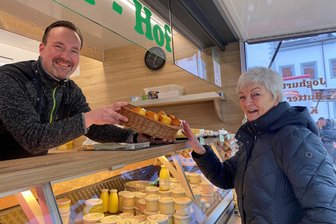 „Ich habe Sie schon vermisst“: Rößler-Hof aus dem Erzgebirge zurück auf dem Freiberger Wochenmarkt -