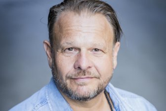 „Ich habe Tränen gelacht und geweint“: Schauspieler Oliver Fleischer berichtet in Mittweida von seinem Doppelleben als Sargträger - Schauspieler Oliver Fleischer liest am 10. April in Mittweida. Foto: Oliver Betke. Foto: Oliver Betke