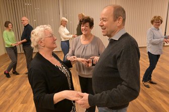 „Ich hänge einfach dran“: Diese Zwickauerin ist auch mit 83 noch als Tanzsporttrainerin aktiv - Ursula Müller-Windisch (links) und Wolfgang Windisch (rechts) aus Zwickau trainieren seit einem Jahr beim TSC Silberschwan unter der Anleitung von Ilona Ackermann (Mitte).