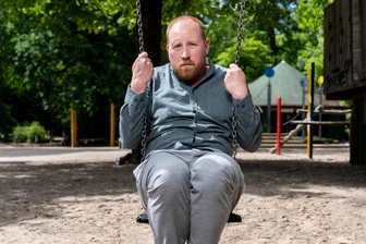 „Ich hasse Menschen“: Julius Fischer feiert Premiere in Chemnitz - Lädt zur „Gruppentherapie“: Autor und Musiker Julius Fischer.
