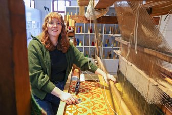„Ich hatte Angst, dass das nur Museumsleute sind“: Was bringt einer Textilkunststudentin ein Praktikum in Hohenstein-Ernstthal? - Jette Luckhardt absolviert seit September ein Praktikumssemester im Museum.