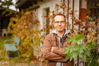 "Ich hatte Angst vor dem Sprechen" - Selbstbewusst stottern: Marc Knepper vor dem Vereinsdomizil. Er hat seinen eigenen Weg gefunden, mit der Einschränkung umzugehen. 