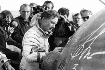 "Ich hatte einfach Glück" - Vor 40 Jahren flog Sigmund Jähn ins All - Umringt von Pressevertretern schreibt der deutsche Kosmonaut Sigmund Jähn nach geglückten Landung in der Sowjetrepublik Kasachstan seinen Namen auf die Landungskapsel. Als erster Deutscher sah der DDR-Bürger Sigmund Jähn vor 40 Jahren die Erde vom All aus.
