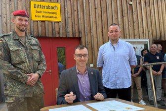 „Ich hoffe, dass mehr Soldaten vor Ort sein werden“: Was sich Frankenbergs Bürgermeister für die Kaserne wünscht - Die Patenschaft zwischen Bundeswehr und Dittersbach haben Kompaniechef Jonas Bauer, Bürgermeister Oliver Gerstner und Ortsvorsteher René Lüth (v. l.) unterzeichnet.