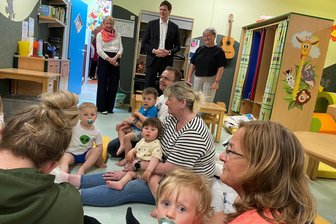 „Ich kann Kündigungen nicht kategorisch ausschließen“: Müssen Erzieherinnen im Vogtland um Jobs bangen? - Katrin Sitte (hinten rechts), Leiterin der Rodewischer Kindertagesstätte „Bummi“, hat sich Kultusminister Conrad Clemens und Kita-Referentin Nicole Wolfram in die Einrichtung geholt. Auch hier gibt es bald zu wenige Kinder.