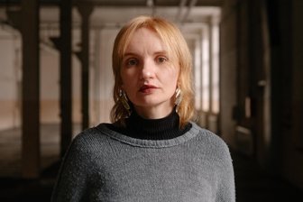 „Ich kann mich über Putin-Versteher nicht aufregen“: Wie die ukrainische Kuratorin einer Ausstellung in Chemnitz zwischen Krieg und Frieden pendelt - Alona Karavai hat die derzeitige Pochen-Ausstellung „Woraus wir gemacht sind“ im Chemnitzer Wirkbau mitkuratiert. Die Kulturmanagerin lebt in der Ukraine, realisiert aber viele Kulturprojekte mit Kooperationspartnern in Deutschland.