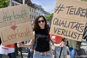 „Ich kann mir nicht vorstellen, wie ich in zehn Jahren diese Arbeit noch machen soll“: Lehrer protestieren in Zwickau - Constanze Dietzel fordert, dass der Lehrerberuf wieder attraktiver werden muss.
