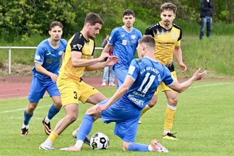 „Ich könnte gerade heulen“ – VFC Plauen verliert in der neunten Nachspielminute - Plauens Torschütze Tyron Profis (vorn links) wird hier von Eintrachts Dominik Kruska attackiert.