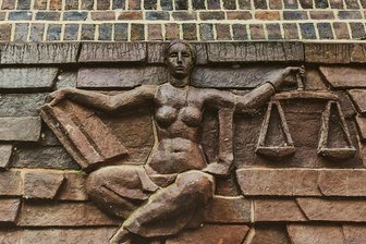 „Ich komme mit jedem Urteil klar“: Frau aus Mittelsachsen steht nach sechs Jahren wegen gefälschter E-Mail erneut vor Gericht - Die Göttin Justitia wacht an der Fassade des Chemnitzer Landgerichts (Symbolbild).