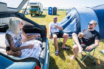 „Ich liebe das, weil hier alle unfassbar niedlich zueinander sind“: So ist das Störfaktor-Festival in Zwickau gestartet - Lisa, Markus und Hoiss aus Dresden (von links) gehörten am Freitag zu den Besuchern des Störfaktor-Festivals in Zwickau.