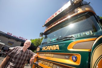 „Ich liebe den Osten“: Trucker-Legende aus Bayern zieht im Vogtland die Blicke auf sich - Truckerlegende Sigi Reil war mit seinem Edel-Skania nach Plauen gekommen.