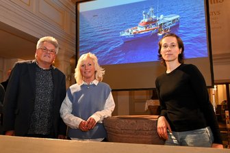 „Ich mache hier etwas Sinnvolles“: Ärztin aus Mittelsachsen ist Seenotretterin auf dem Mittelmeer - Heike (Mitte) und Bernd Merkel hatten dieses Mal die Seenotretterin Nora zu „Kultur in der Kapelle“ nach Wiederau eingeladen.