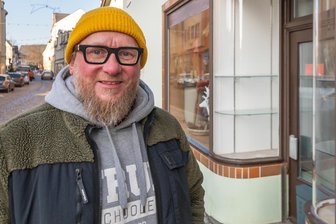 „Ich mache nicht jeden Mist mit“: Ladenbesitzer aus Olbernhau wirft hin - Marco Hunger steht in Olbernhau vor seinem ehemaligen Laden.