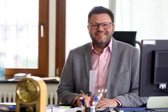 „Ich mag meine Heimatstadt.“: Warum Lars Kluge OB in Hohenstein-Ernstthal bleiben will - Der amtierende Oberbürgermeister Lars Kluge will für eine dritte Amtszeit kandidieren.