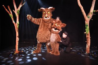 „Ich muss das Maul aufreißen, um zu sehen“: Was den Grüffelo-Darsteller bei Zwickauer Inszenierung ins Schwitzen bringt - Ein Monster mit feurigen Augen und giftiger Warze auf der Nase: Grüffelo und sein Kind auf der Bühne des Puppentheaters Zwickau. Die Kostüme entsprechen den Vorgaben des in London ansässigen Buchverlags.