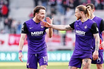 "Ich muss immer lachen, wenn unser Torwart so krasse Sachen macht": Die Stimmen zu Jahn Regensburg gegen Erzgebirge Aue - "Ein Glück spielen Brille und ich so oft zusammen Fußballtennis": Mirnes Pepic und Marvin Stefaniak im Gespräch.